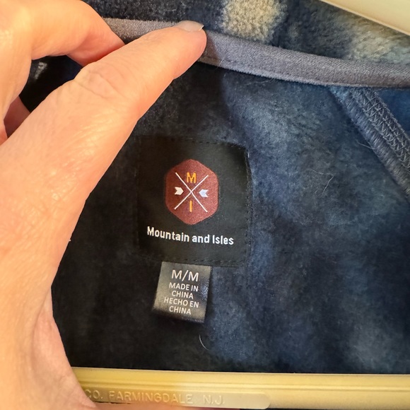 Mountain and Isles , fleece 1/4 zip, size medium. - Picture 4 of 4